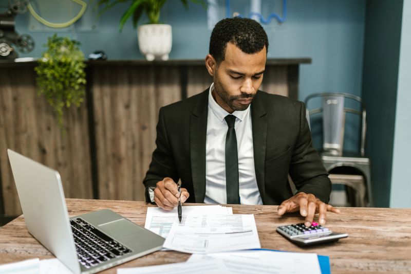 Financial advisor using live chat