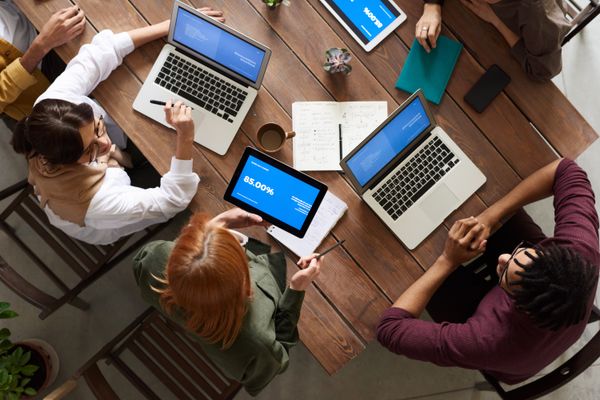 SaaS customer support team using AI live chat